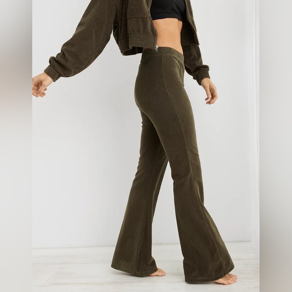 NWT Aerie Groove-On Ribbed Velour Flare Pant - Olive Green - Women’s Medium